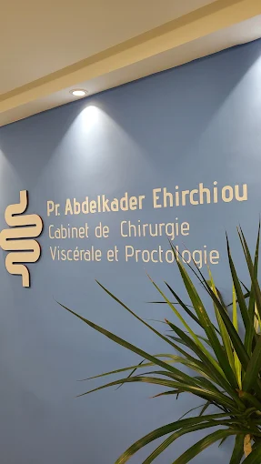 Enseigne du cabinet dans le hall du bâtiment