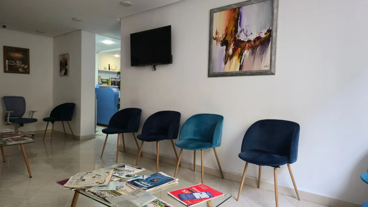 Salle d'attente du cabinet avec sièges et documentation