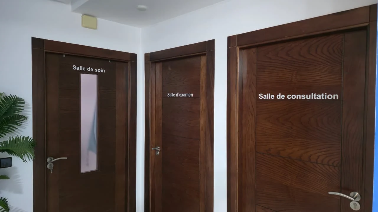 Portes des salles d'attente, d'examen et de consultation du cabinet