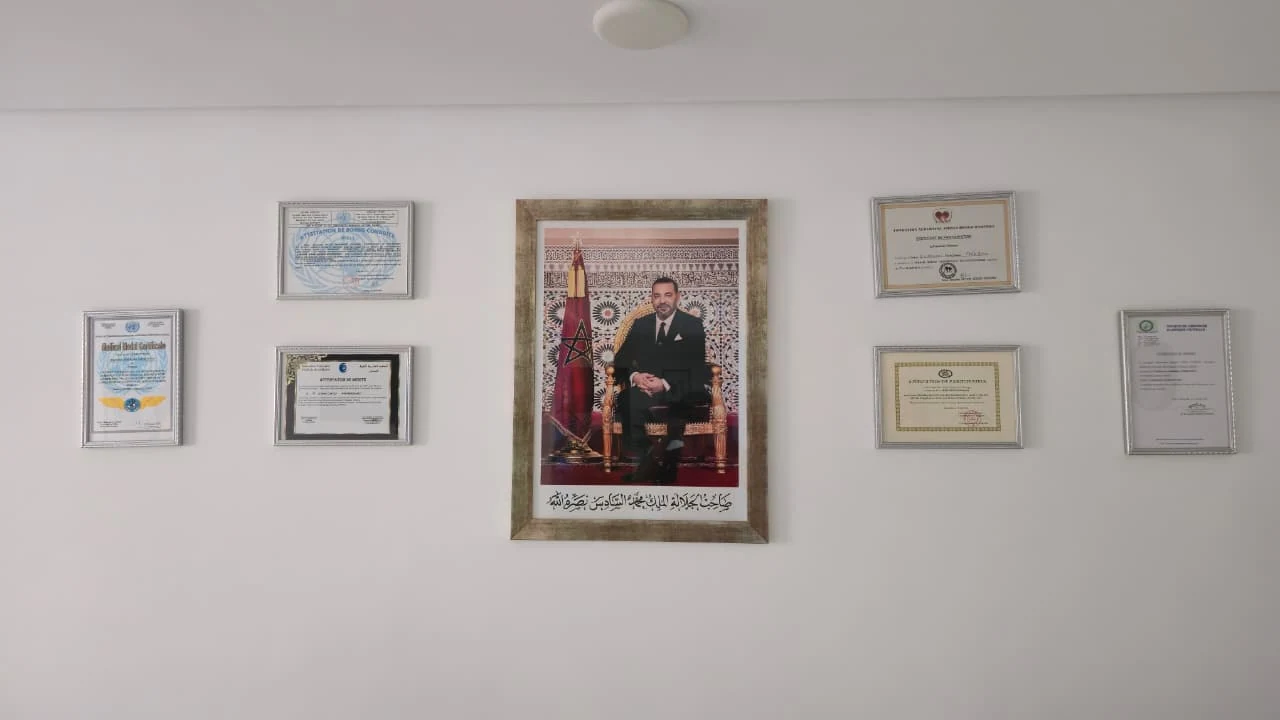 Mur du cabinet avec diplômes et portrait du Pr Ehirchiou