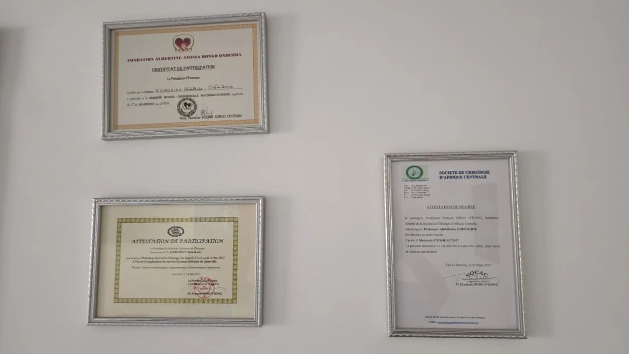 Certificats professionnels encadrés affichés au cabinet