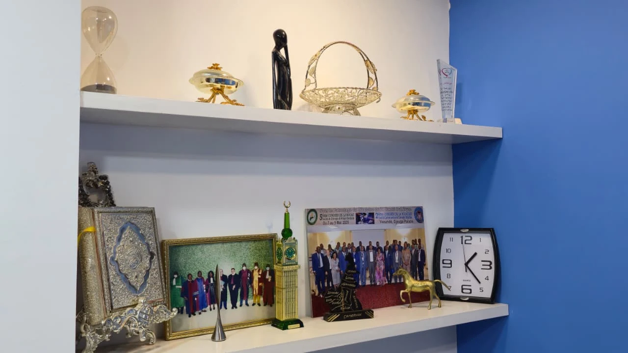 Étagère avec trophées et objets décoratifs du cabinet