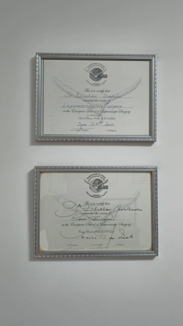 Deux diplômes encadrés sur un mur du cabinet