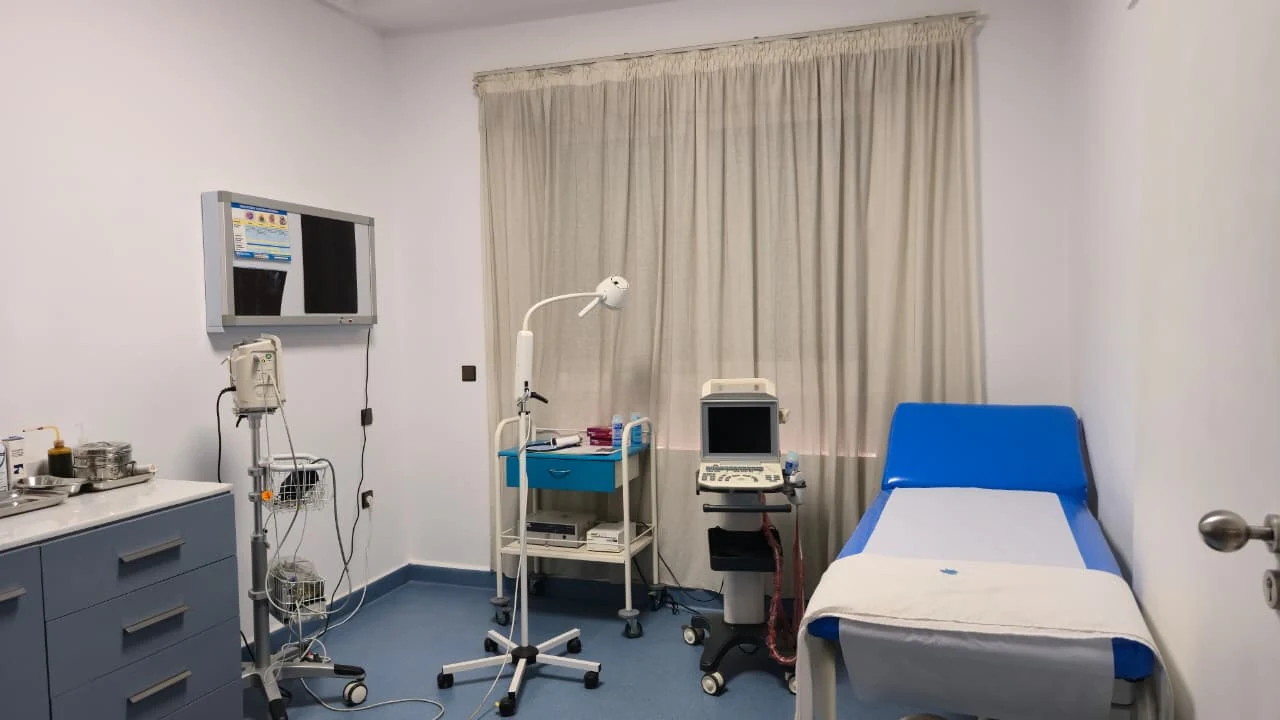 Salle d'examen avec table d'examen et matériel médical