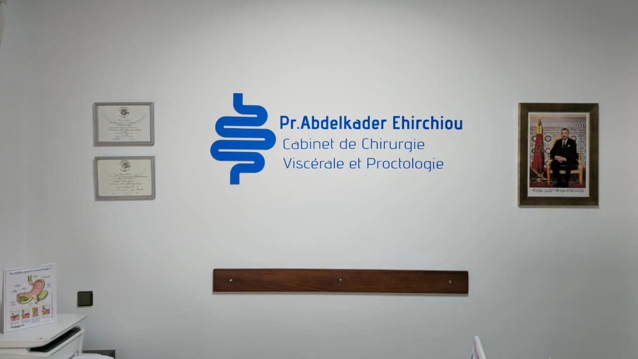 Enseigne du cabinet et portrait du Pr Ehirchiou sur un mur bleu