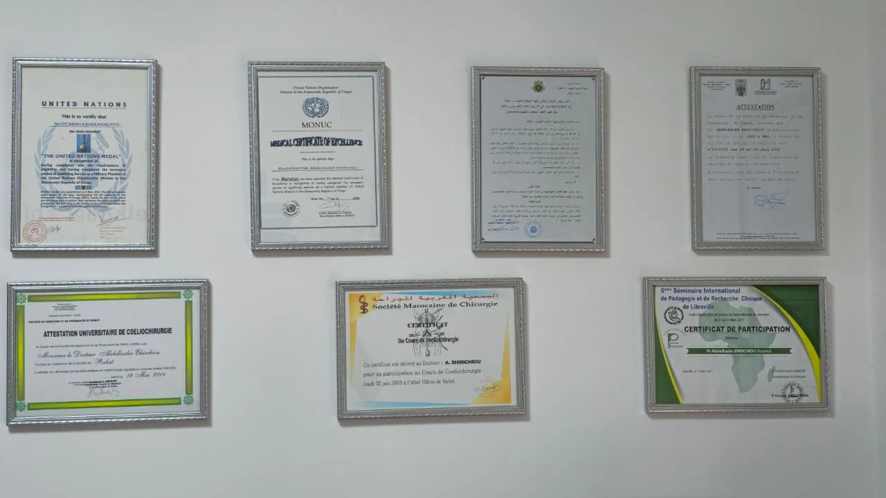 Diplômes et certificats affichés sur un mur du cabinet